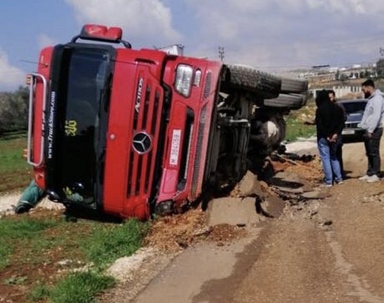 انقلاب شاحنة إثر انخساف طريق في بلدة ابل السقي ونجاة سائقها بأعجوبة