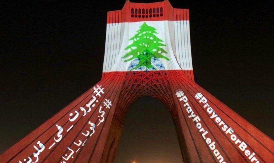 كن قويا يا لبنان...إضاءة برج الحرية في طهران أمس بألوان العلم اللبناني تضامنا مع الشعب اللبناني بعد انفجار بيروت