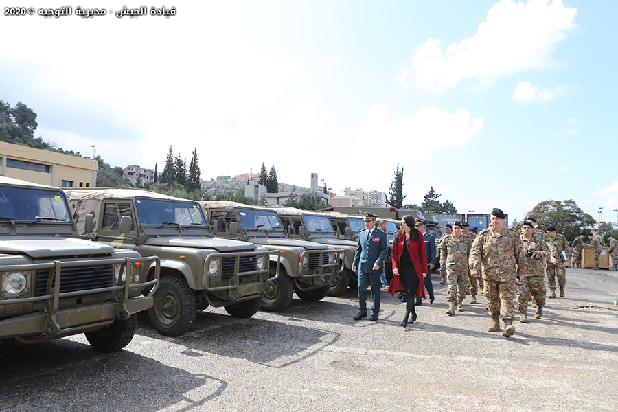 بالصور/ 14 آلية من نوع لاند روفر هبة من السلطات الأسترالية للجيش اللبناني