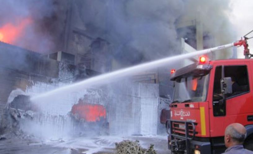 عناصر الدفاع المدني تعمل لاطفاء الحريق في برج حمود منعاً لوصول النيران الى المكب وحتى لا يتحول الى كارثة