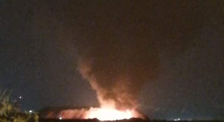 اندلاع حريق كبير بالقرب من معمل النفايات جنوب صيدا وفرق الإطفاء تحاول السيطرة على النيران