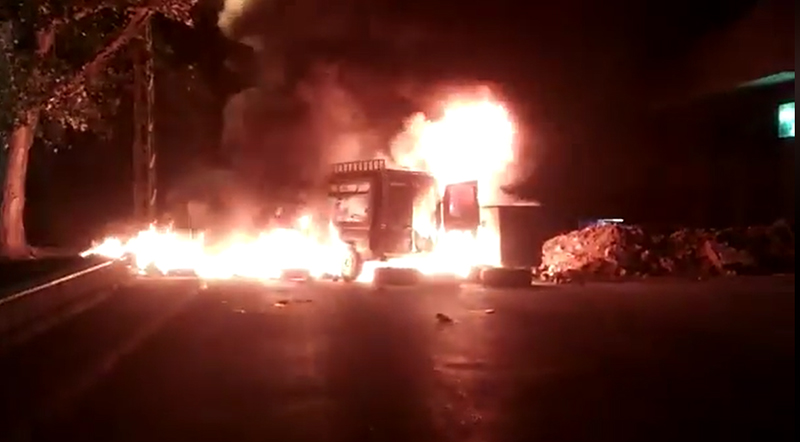 بالفيديو/ أحدهم يهدد بإحراق نفسه وآخر أحرق سيارته عند مثلث كامد-جب جنين!