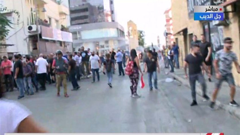 بالفيديو / غليان في جل الديب وتخوف من صدام كبير من اهالي المنطقة ومحتجين