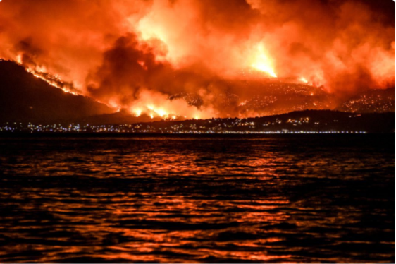 صورة منتشرة لحريق هائل قيل انه حريق الدامور ليلاً...والحقيقة: الصورة من اليونان!