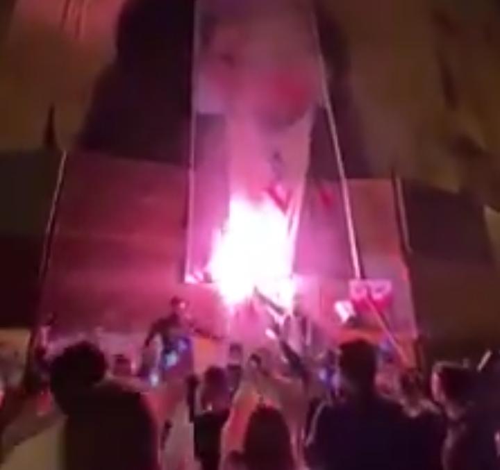 بالفيديو/ عدد من المحتجين أحرقوا صورة لـ &quot;فيلتمان&quot; في رياض الصلح