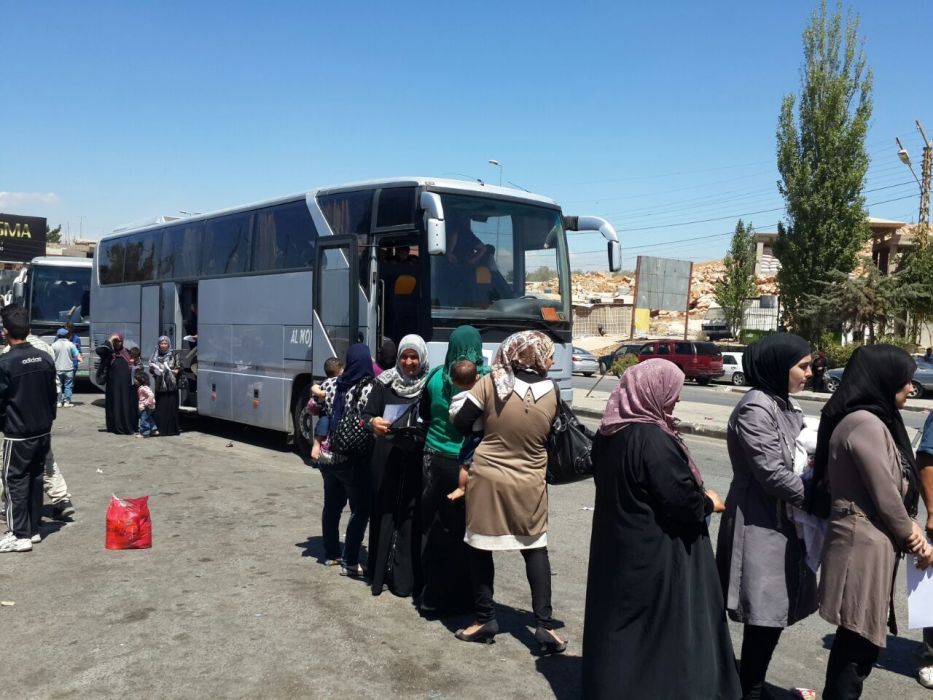بعد خروج 300 نازح سوري...عشرات العائلات السورية في طريقها إلى سوريا اليوم عبر نقطة المصنع الحدودية