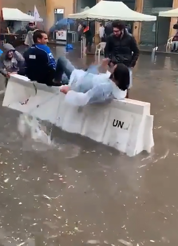 الفيديو الأكثر تداولاً...شتا وتجذيف في ساحة الإحتجاج!