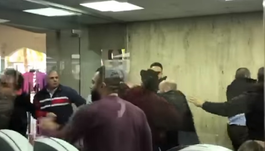 بالفيديو/ معركة حقيقية في مبنى اوجيرو الرئيسي في بيروت بعد دخول متظاهرين واطلاقهم هتافات ضد الخصخصة والسرقة والفساد
