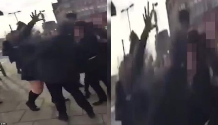 بالفيديو/ فتاة بريطانية تعتدي على زميلتها داخل مدرسة بسبب الحجاب !