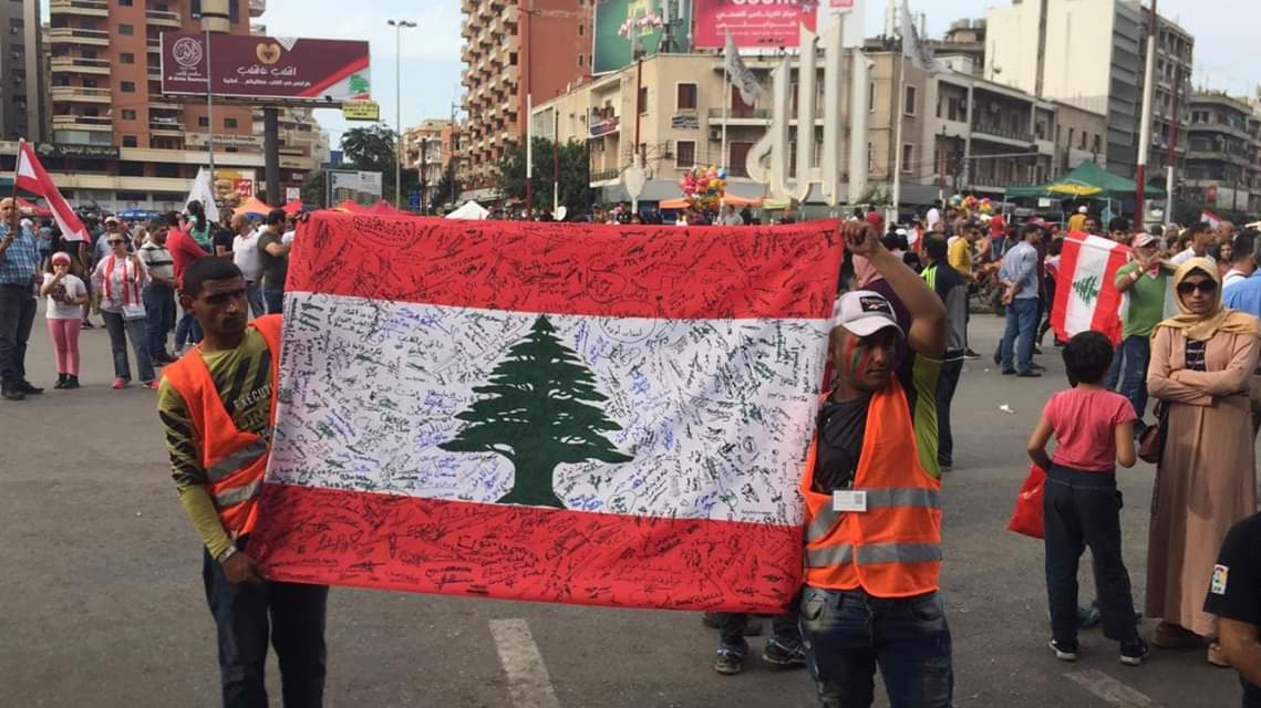 إرسال علم يحمل تواقيع معتصمين من كفرحزير إلى طرابلس كرسالة دعم