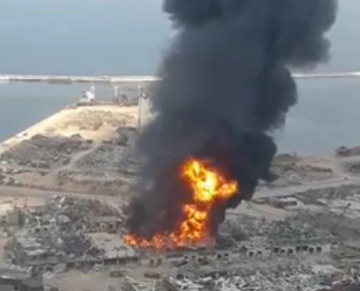 بالفيديو/ النيران خرجت عن السيطرة بعد أن كانت تجري عمليات حرق رواسب واطارات في احد مستودعات المنطقة الحرة في مرفأ بيروت