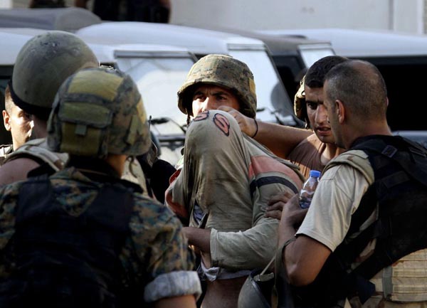 الجيش اللبناني يلقي القبض على أحدهم بعد اشتباك وقع بينه وبين الجيش في الشراونة