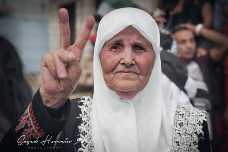 مسنة فلسطينية ترفع إشارة النصر من مخيم الرشيدية في لبنان: &quot;صورني بلكي ابني بفلسطين شافني&quot;..والابن: رأيتك ويكاد شوقي يقتلني