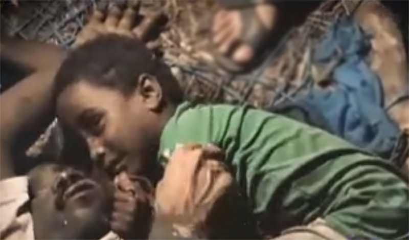 بالفيديو/ مشهد يدمي القلب للطفل اليمني الذي رفض ترك جثمان والده