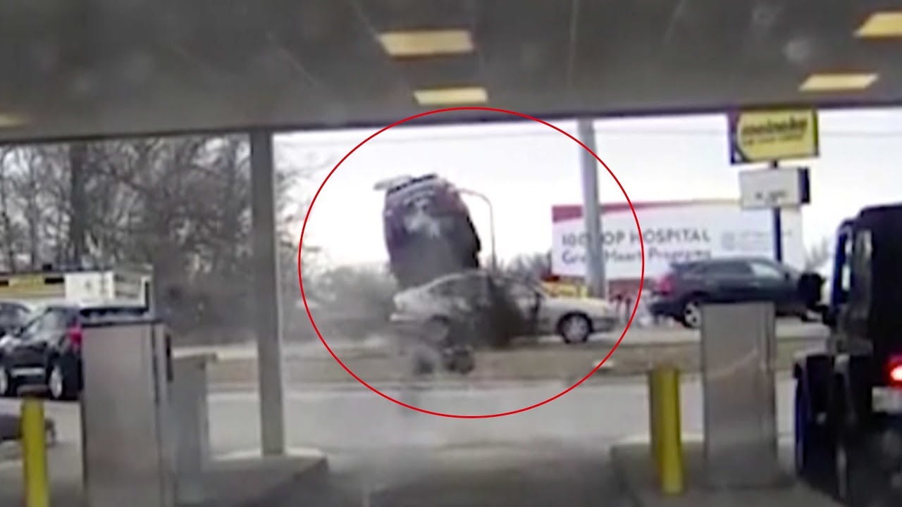 فيديو حصد عدد مشاهدات هائل...قفز بسيارته فوق سيارة أخرى وتجنّب حادثاً مروعاً 