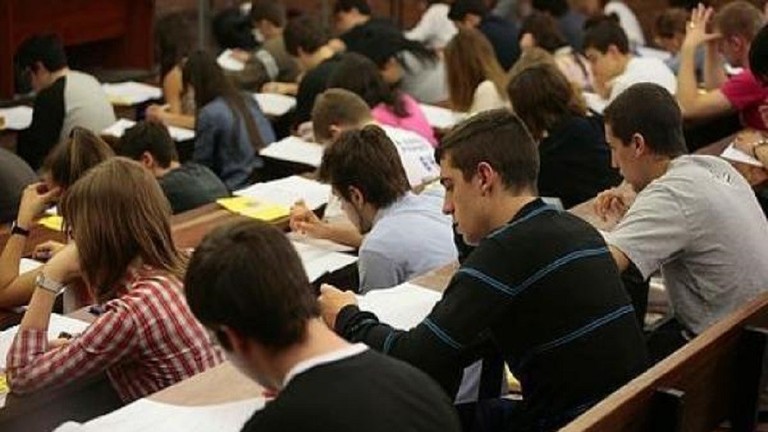 إلغاء نتائج امتحان في سوريا بعد اقتحام الأهالي لمركزين وتقديم الأجوبة لأبنائهم 