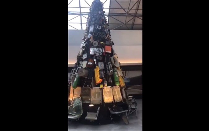 بالفيديو - شجرة الميلاد في مطار بيروت تثير الجدل!