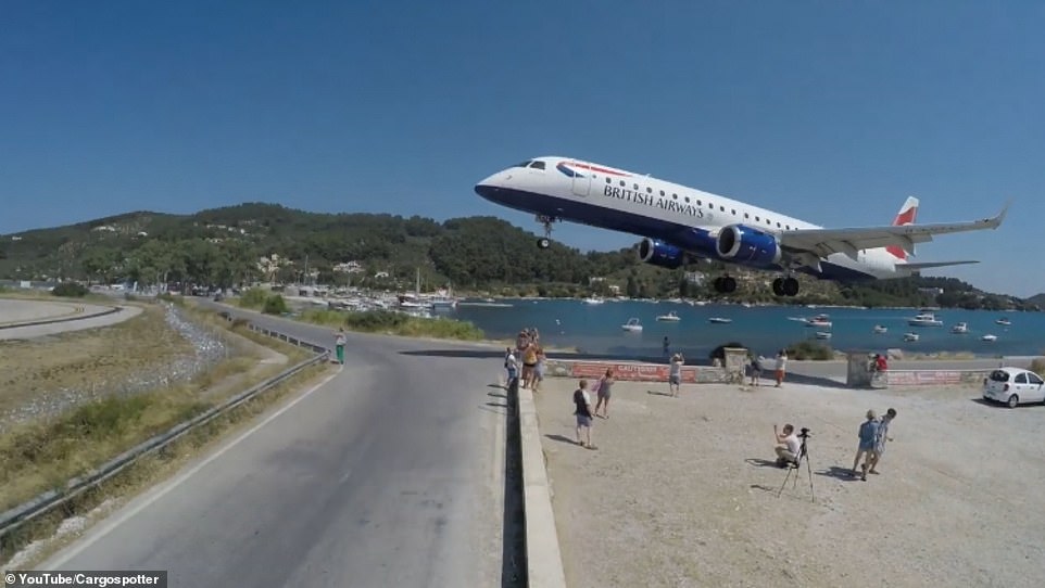 بالفيديو/ هبوط مخيف لطائرة بريطانية قرب رؤوس السائحين الذين يقتربون لالتقاط السيلفي مع الطائرة!