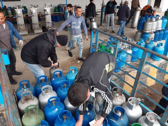 على الرغم من تأكيد المعنيين توافرها...المواطنون يتهافتون لتعبئة مادة الغاز بسبب المخاوف في جنوب صيدا!