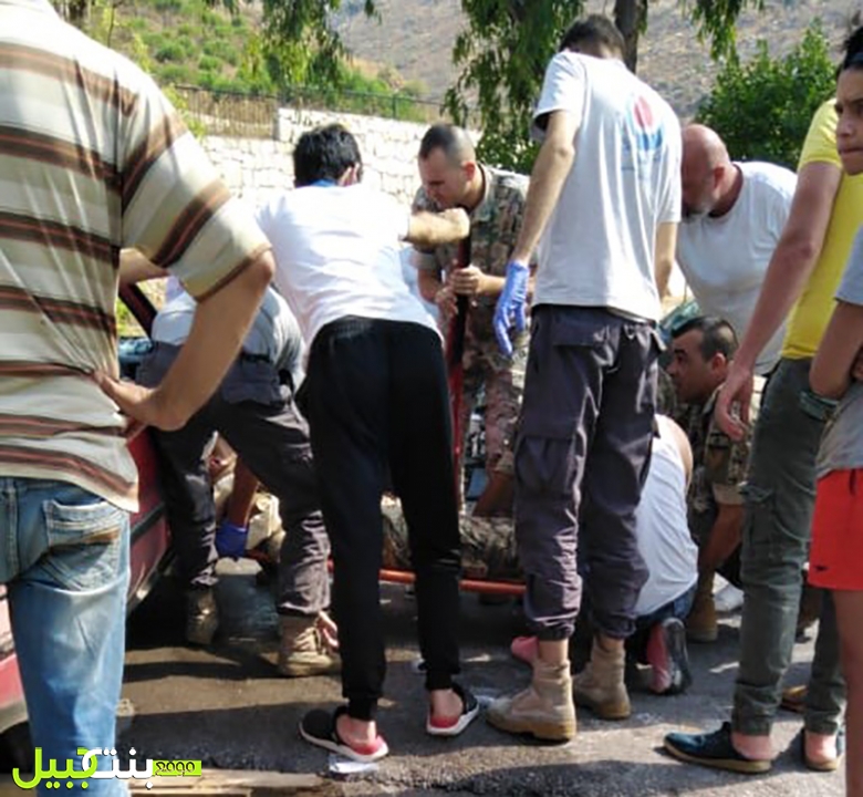 بالصور/ إصابة 7 أشخاص بينهم 3 عسكريين و4 سيدات في حادث سير على طريق كفررمان - سهل الميدنة