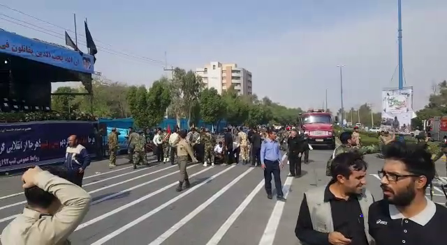 فيديو من مكان العرض العسكري في إيران...الإرهابيون لم يتمكنوا من الدخول فأطلقوا النار على المتواجدين من بعيد