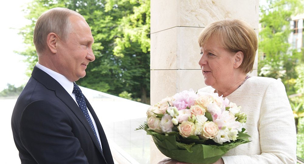 &quot;من عاداتنا تقديم الزهور لزميلاتنا النساء&quot;...الكرملين يعلّق على استقبال بوتين لميركل بباقة زهور