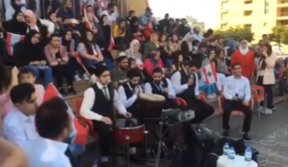 بالفيديو/ مجموعة من المحتجين يحتفلون بذكرى المولد النبوي الشريف في ساحة الشهداء