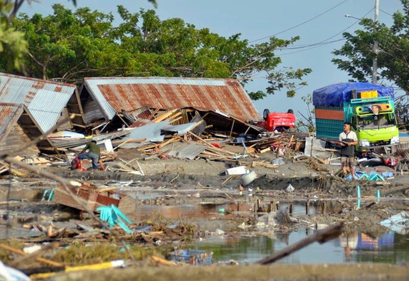فيديو يرصد لحظات الكارثة...عدد ضحايا زلزال وتسونامي &quot;سولاويسي&quot; في إندونيسيا ارتفع إلى 384