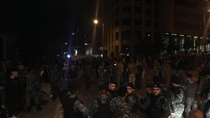 وسط تدابير أمنية مشددة... متظاهرون تجمعوا مجدداً أمام السراي الحكومي في ساحة رياض الصلح 