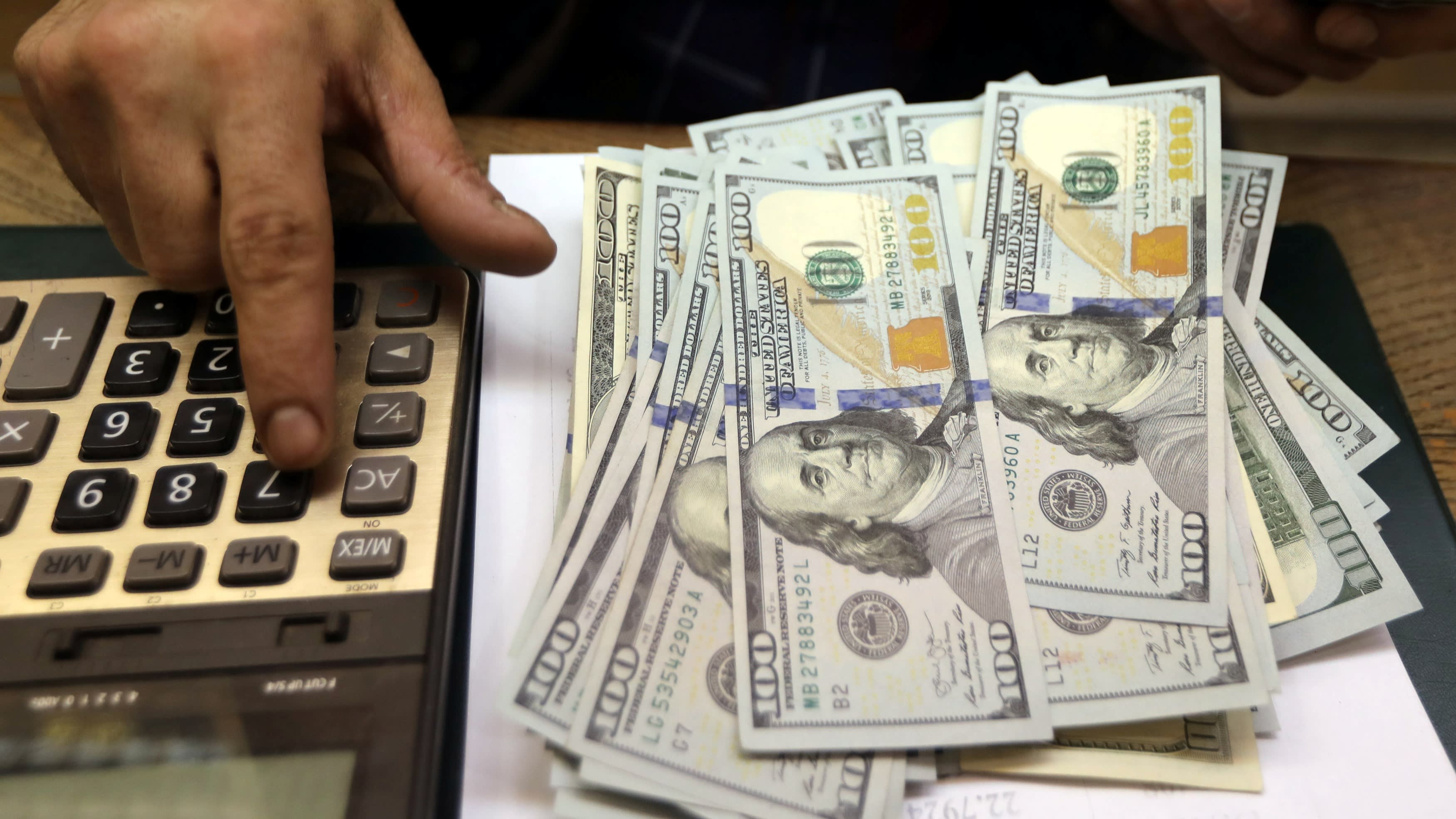 توقيف صراف في الأوزاعي يشتري أكثر من مليونَي دولار يومياً ويكشف: الدولار سيتجاوز الـ5000 ليرة الأسبوع المقبل!