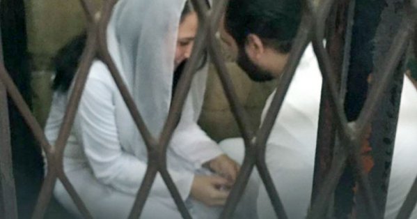 بالصورة/ الحب لا يعرف القيود...السلطات الكويتية تسمح لأول مرة لسجين وسجينة بعقد قرانهما داخل الزنزانة 
