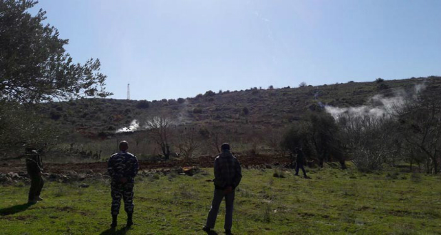 جيش الإحتلال الإسرائيلي أطلق قنبلة دخانية في كروم الشراقي مقابل ميس الجبل