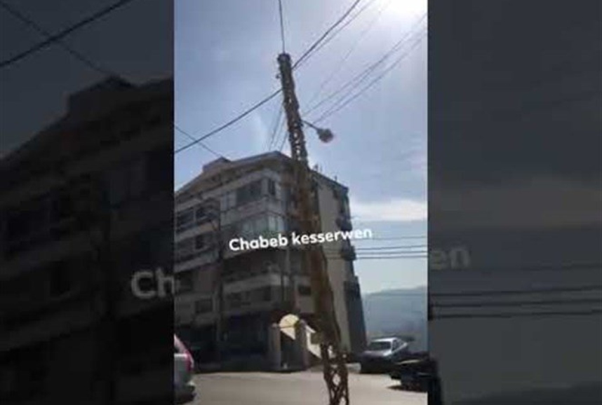 ​بالفيديو/ على طريق جعيتا... عمود كهرباء &quot;يتأرجح&quot;!
