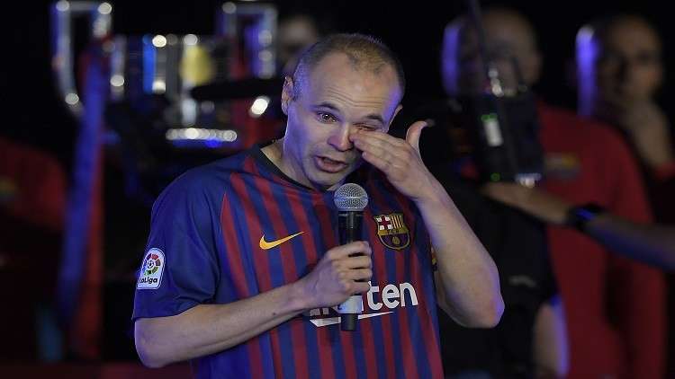  بعد انتهاء الإحتفالات بتتويج النادي الكتالوني...قائد برشلونة الإسباني يرفض مغادرة &quot;الكامب نو&quot; في ليلة وداع النادي