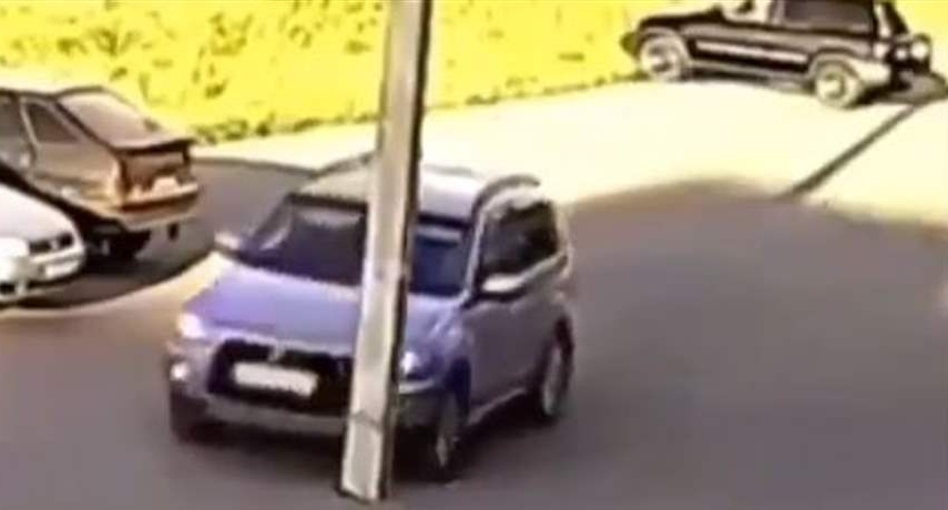 بالفيديو/ في مشهد غريب..سيارة تصطدم بالعامود و&quot;اليازا&quot;: &quot;العامود غلطان ما فيها كلام&quot;!