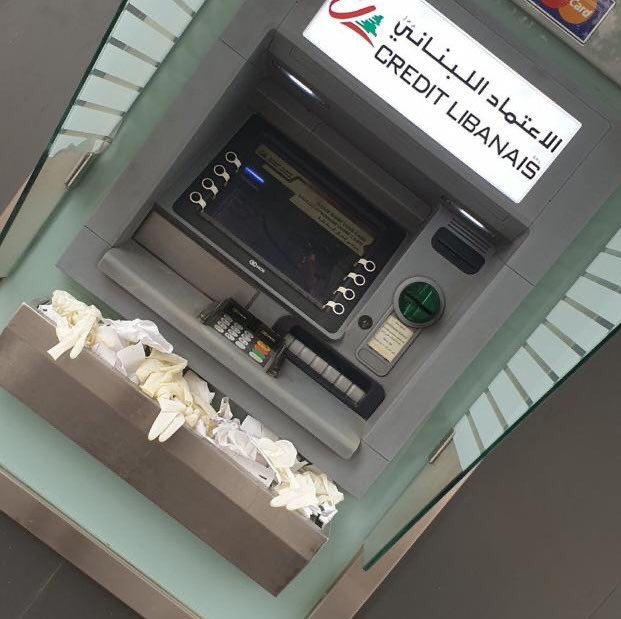 صورة مستفزة من أمام الـ ATM...رموا القفازات الطبية على آلات السحب الآلي بعد سحب أموالهم ومضوا!