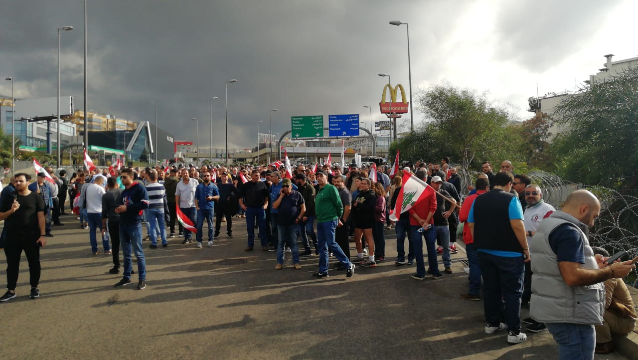 بدء توافد مناصري &ldquo;التيار الوطني الحر&rdquo; الى طريق القصر الجمهوري