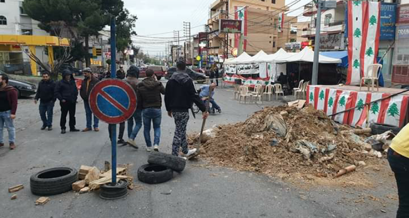 الوكالة الوطنية:محتجون مستمرون بقطع طريق عام حلبا لإطلاق سراح موقوف بحادثة البنك في المدينة