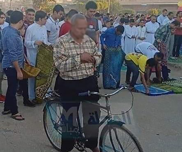نشطاء انهالوا بالسخرية على رجل يؤدي صلاة العيد على دراجة هوائية...لم يعلموا أنه مريض لا يمكنه السجود وتعذّر وجود كرسي...هذا ما قاله محمد