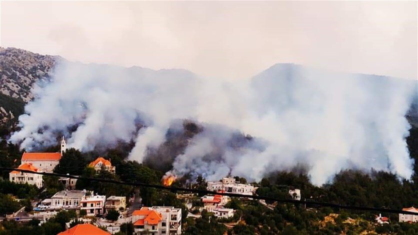 بالفيديو/  حريق كبير  في بلدة جاج جبيل شب منذ الأمس وبدأ بالتمدد الى القرى المجاورة...والأهالي يناشدون