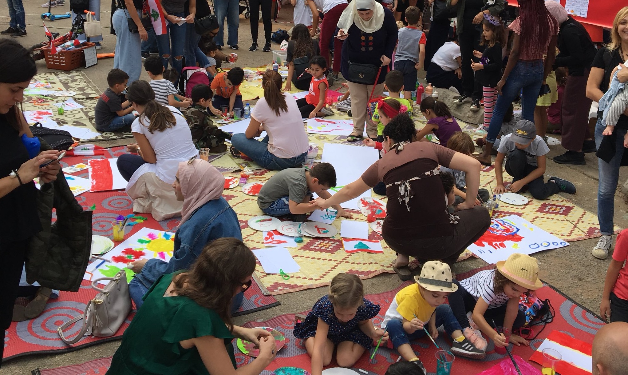 بالصورة/ الأطفال في ساحة رياض الصلح يشاركون في التظاهرات على طريقتهم...&quot;بالرسومات والألوان نحتج&quot;!