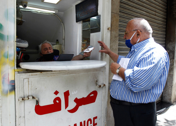 بعض الصرافين توقفوا عن تحويل الأموال إلى الخارج بالدولار المدعوم وأقفلوا محالهم: الدولار المدعوم &laquo;يحتضر&raquo; وقد يختفي قريباً