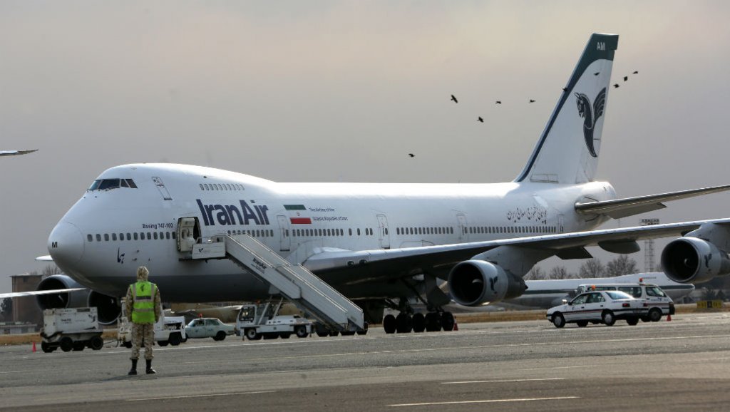 رويترز: حريق على متن طائرة في مطار مهر آباد الإيراني و 50 راكبا لا يزالون على متنها
