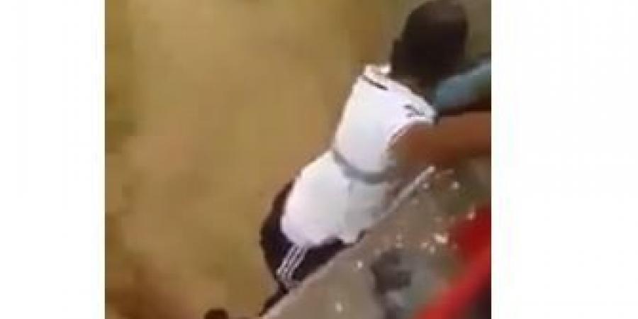 بالفيديو/ في كارثة الأردن...رجل يغامر بحياته لإنقاذ طفل من السيول