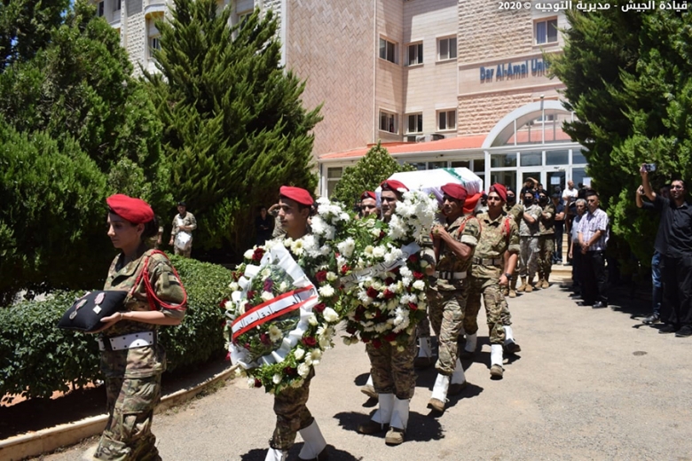 بحضور حشد من الأهالي ورفاق السلاح...قيادة الجيش وأهالي بلدة بعلبك شيعوا المعاون الشهيد علي العفي الذي استشهد اليوم في بلدة دورس