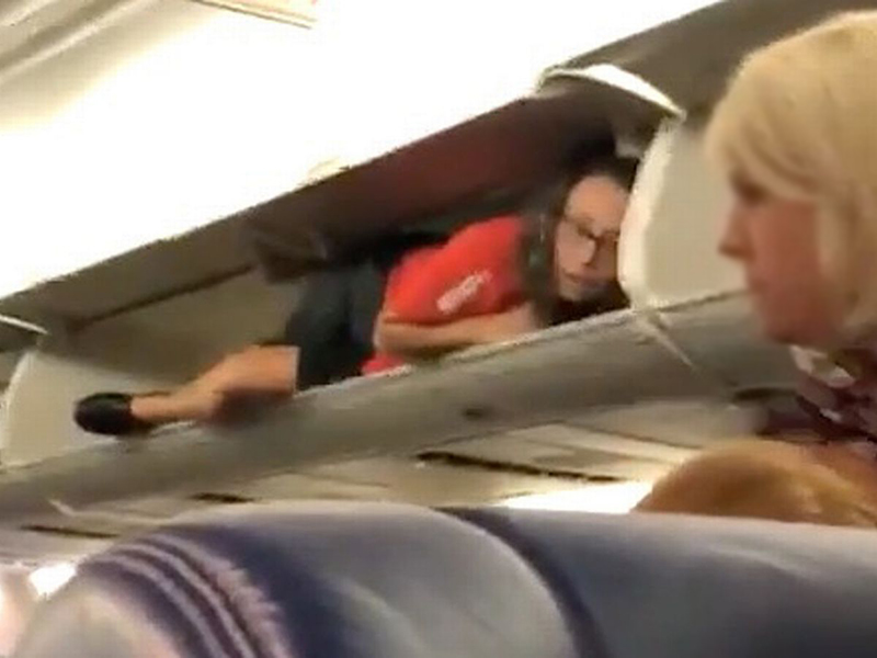 بالفيديو/ مضيفة طيران أقحمت نفسها داخل مقصورة الحقائب خلال رحلة لأنها أرادت ممازحة الركاب وإضفاء جو من المرح!