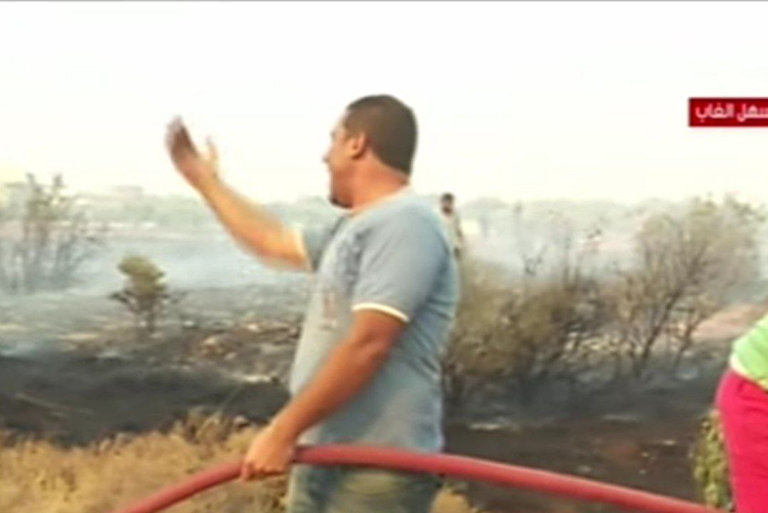 بالفيديو/ مراسل ترك رسالته المباشرة لمساعدة المواطنين في إخماد الحرائق التي تقترب من المنازل في سوريا