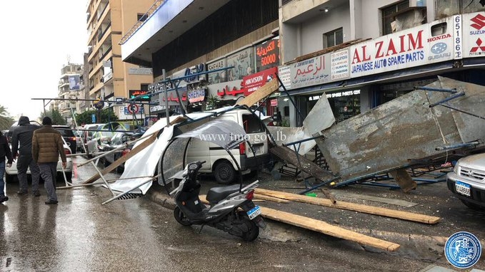 بالصور/ سقوط سقالة بناء عن أحد المباني وحركة المرور كثيفة على الطريق الممتد من جسر البربير باتجاه كورنيش المزرعة