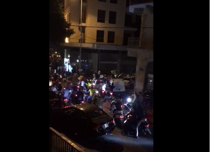 بالفيديو/ اشتداد حدة التظاهرة الشعبية في مدينة صور الان