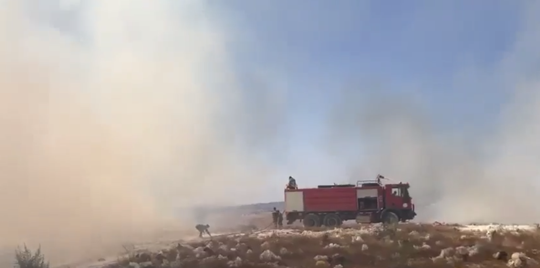 بالفيديو/ حريق ضخم في خراج بلدة ميس الجبل وإصابة عنصر إطفاء بالإختناق بسبب الدخان الكثيف